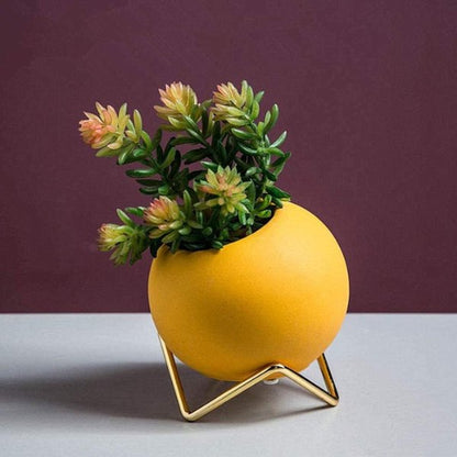 Kugelförmiger Blumentopf mit Metallrahmen in modernem Gelb -KAKTOS